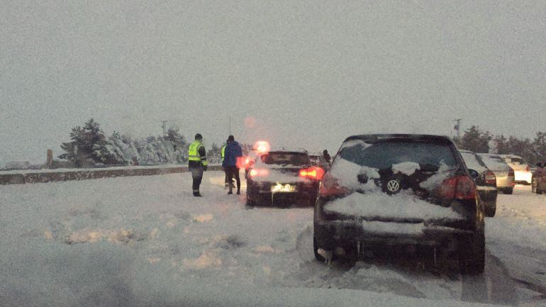 Fotografía facilitada por un conductor retenido en la A-6, a la altura del Km 75, en sentido Madrid.