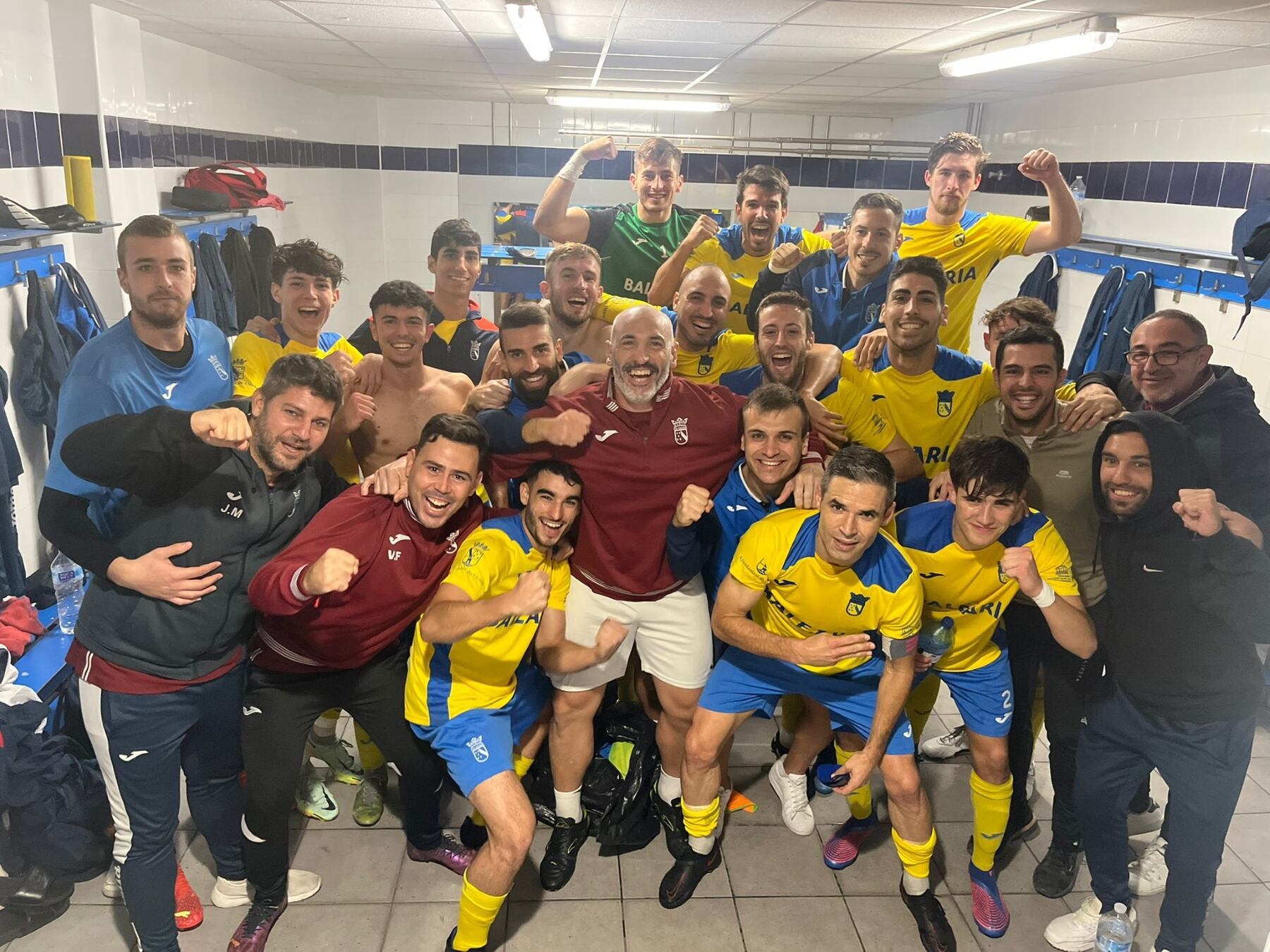 Jugadores dianenses celebrando el triunfo en Muro de Alcoy.