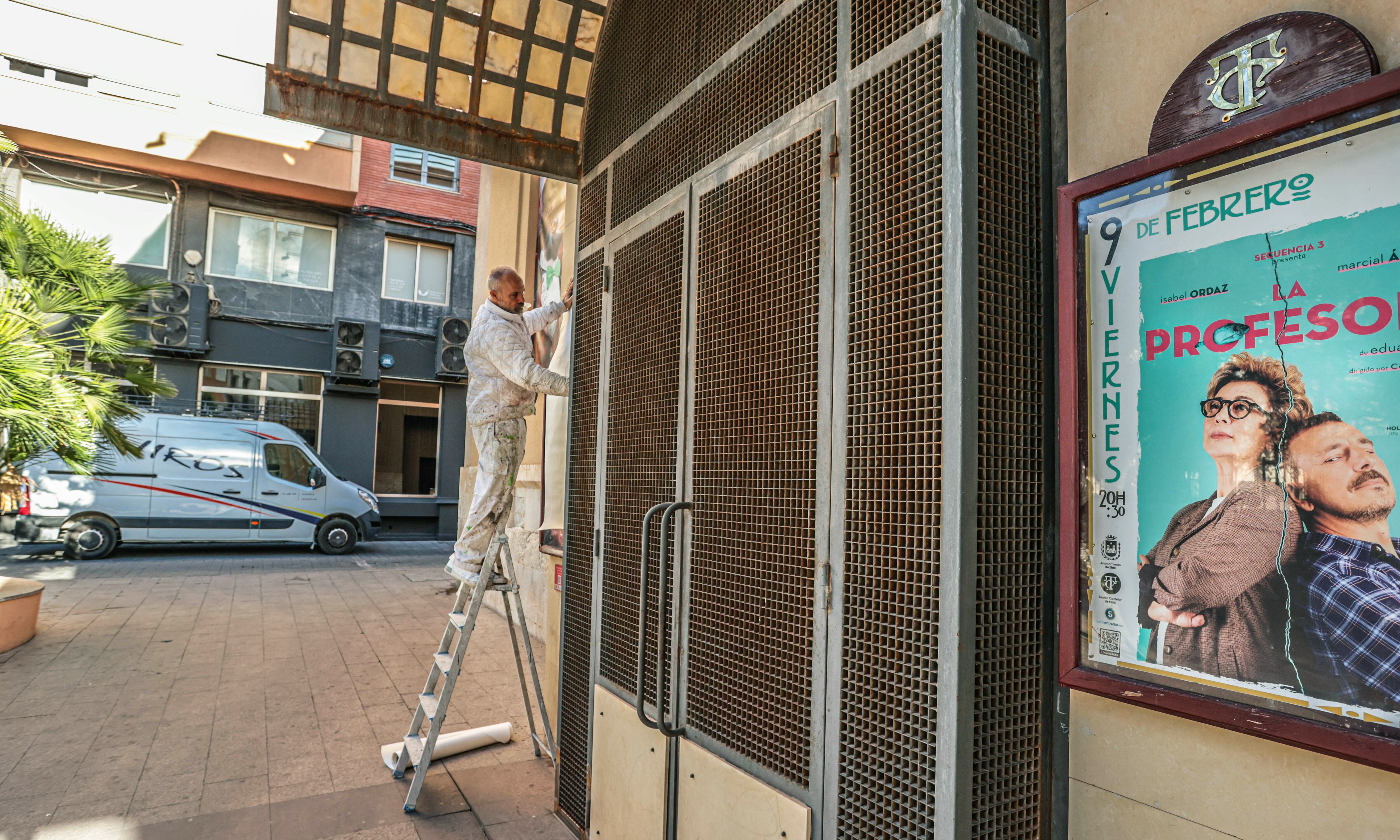 Las tres puertas principales por las que el público accede al vestíbulo del Teatro Castelar también se han reparado