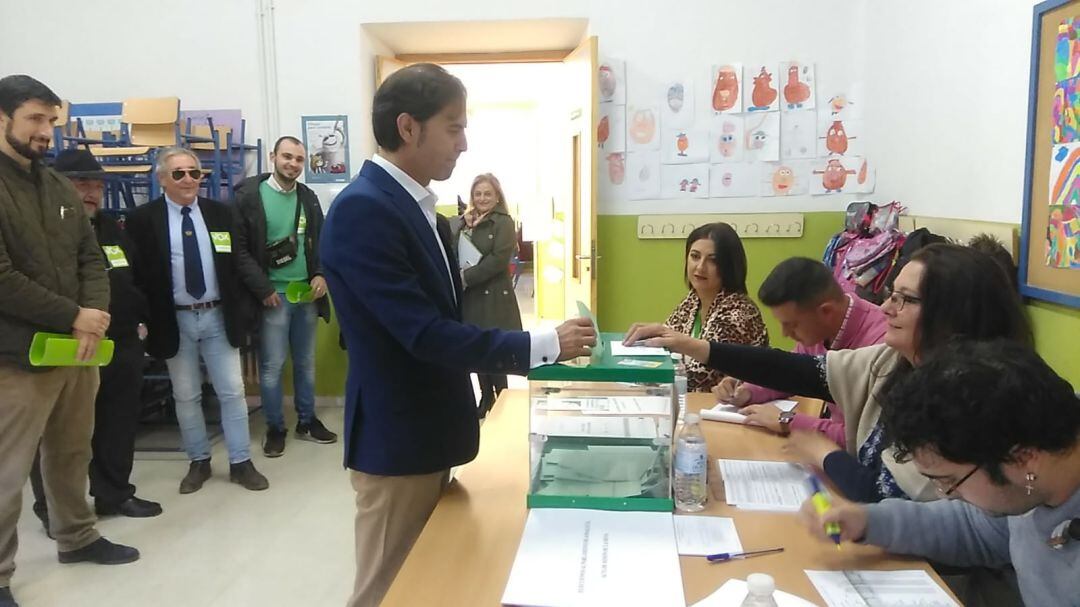 El parlamentario de Vox por Jaén, Benito Morillo votando esta mañana en ÚbedaL