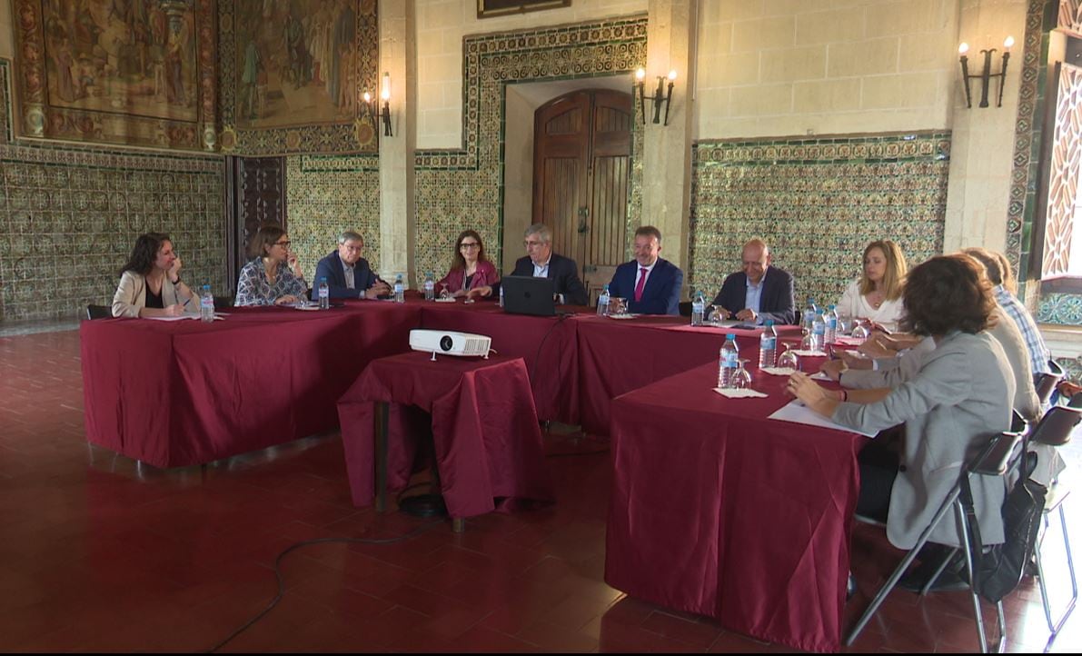 El consejo de Administración de Caixa Ontinyent celebrado en el Palau Ducal de Gandia.