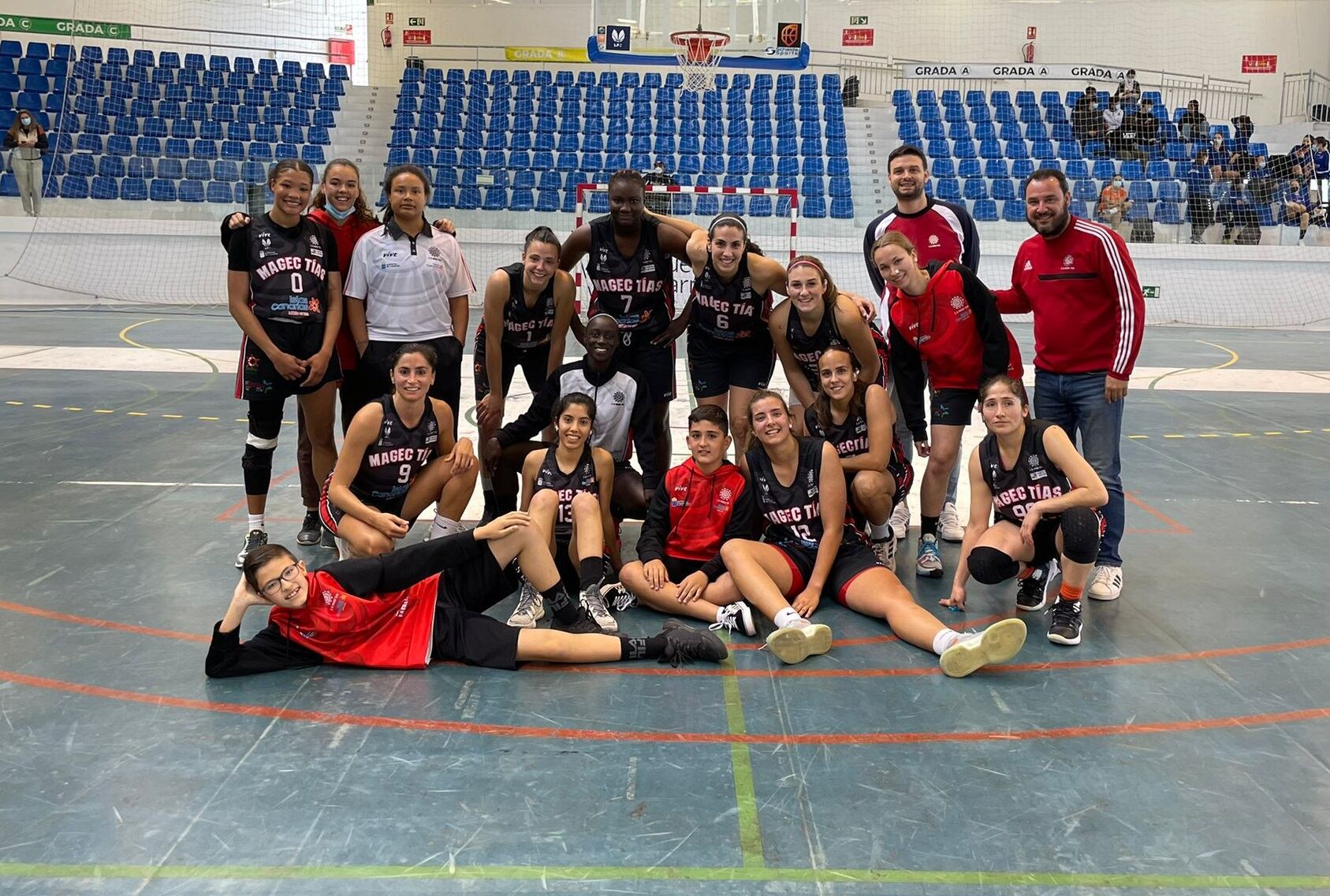 Jugadoras y técnicos del Magec Tías “Contra la Violencia de Género”.