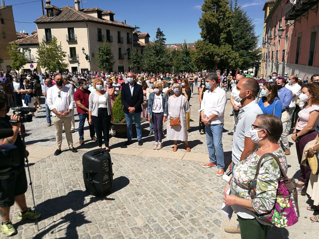 Imagen del minuto de silencio guardado durante la concentración en La Granja para condenar el asesinato de una de sus vecinas en el día de ayer