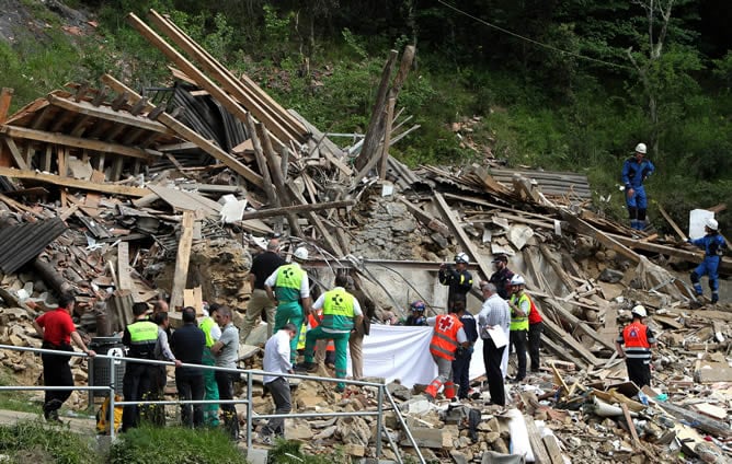 El caserío de la localidad guipuzcoana de Arrasate se ha derrumbado como consecuencia de una explosión provocada por un escape de gas. Dos personas han fallecido.