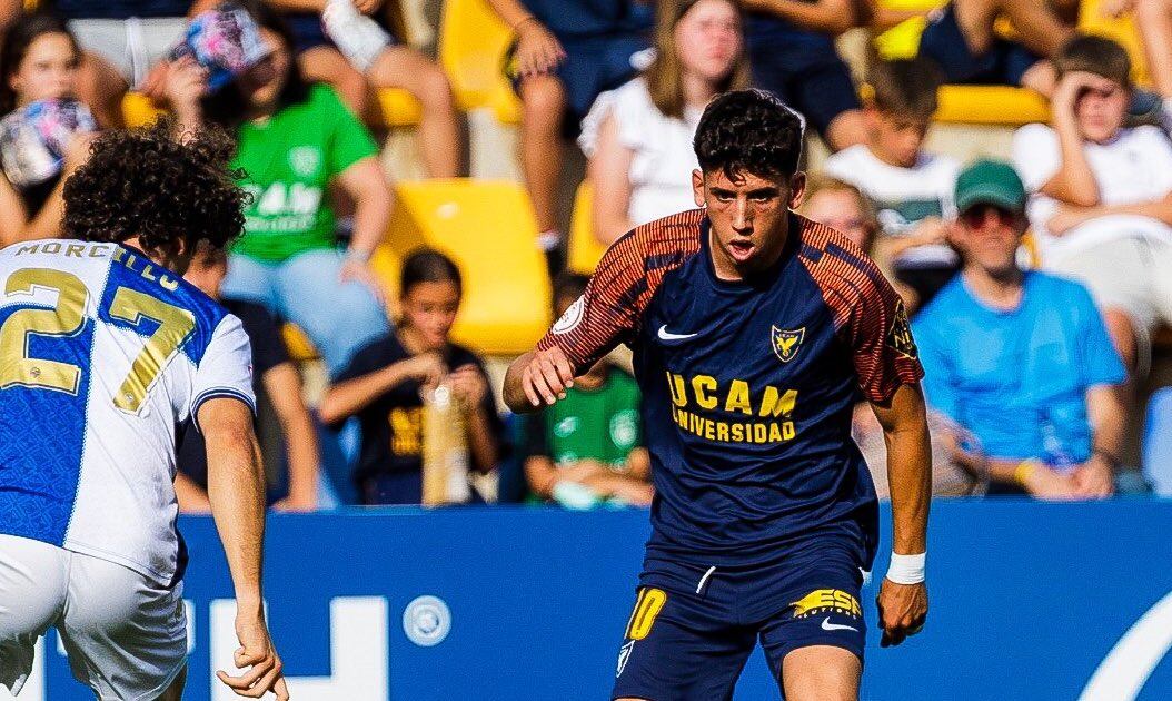 Luque Jr. controla un balón con el UCAM CF ante el CE Sabadell.