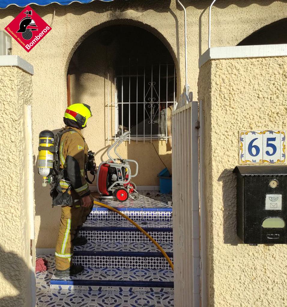 Un bombero trabaja en la extinción del incendio del bungalow de San Fulgencio en el que ha fallecido una mujer