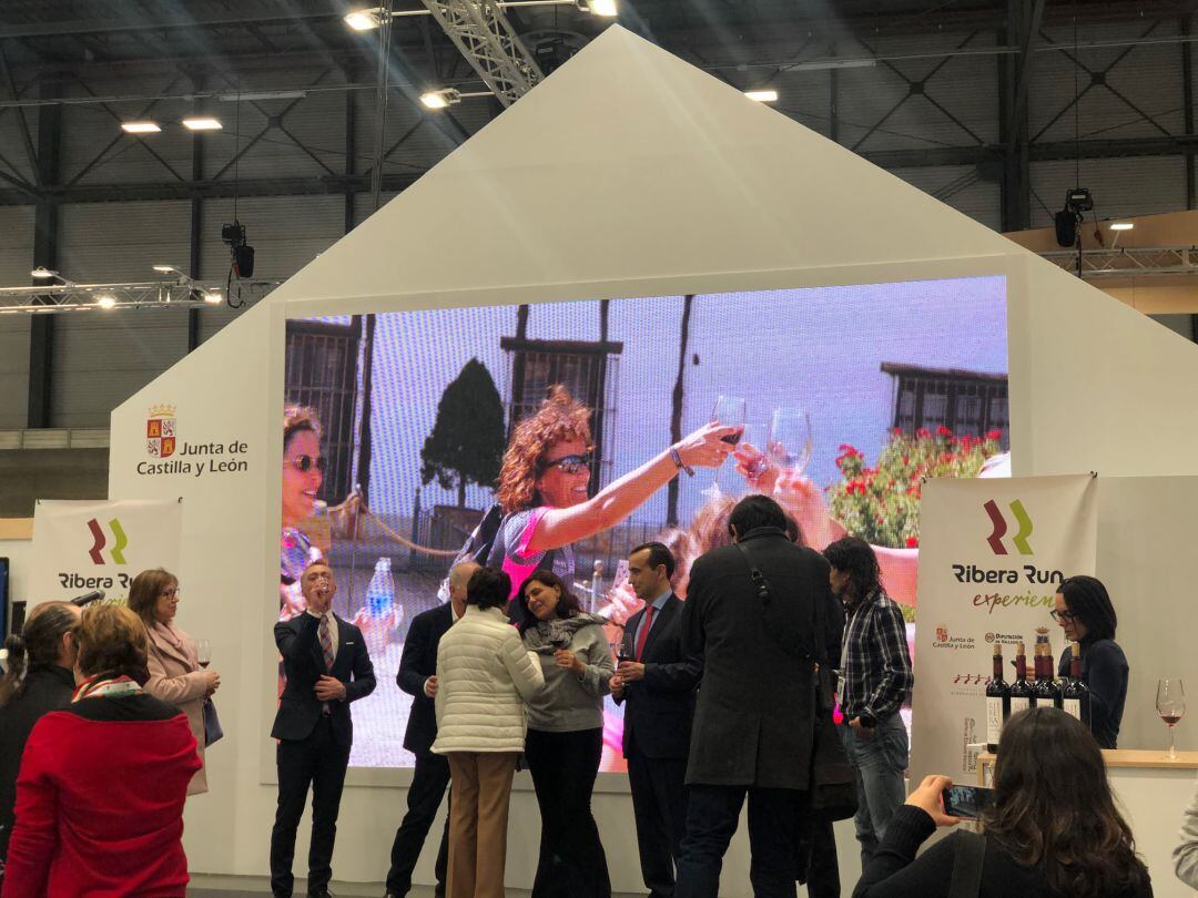 La presentación de Aranca Ciudad Europea del VIno tenía lugar en el stand de la Junta de Castilla y León