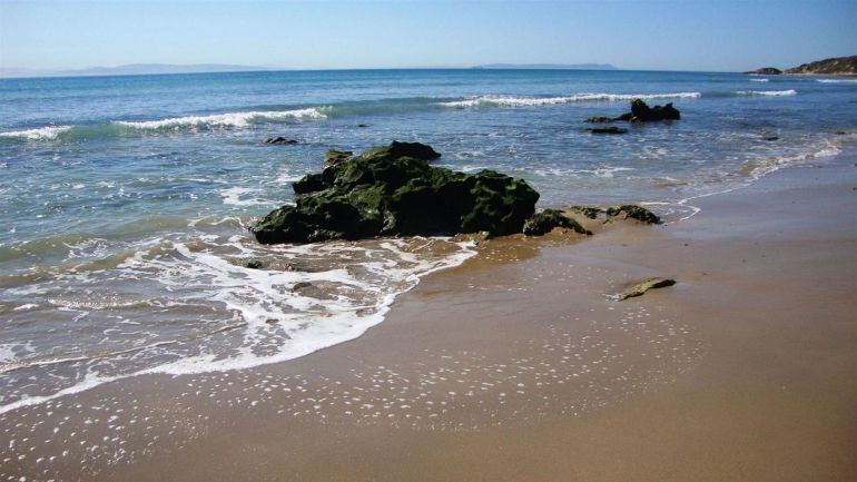 Imagen de la playa de Valdevaqueros, en Tarifa, con Marruecos al fondo