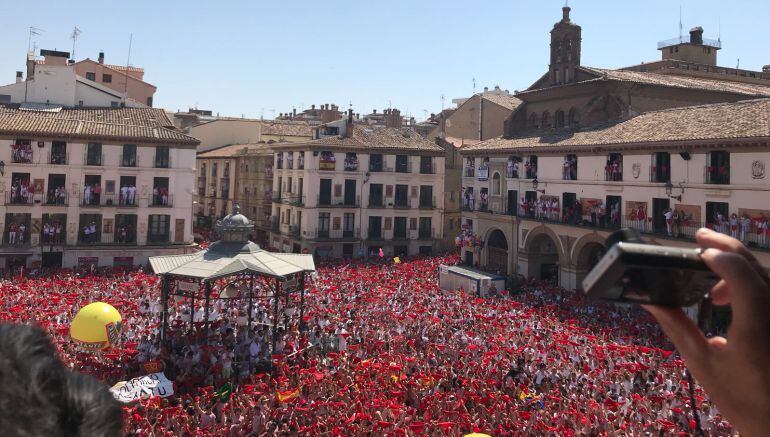 La Plaza de los Fueros de Tudela, teñida de blanco y rojo