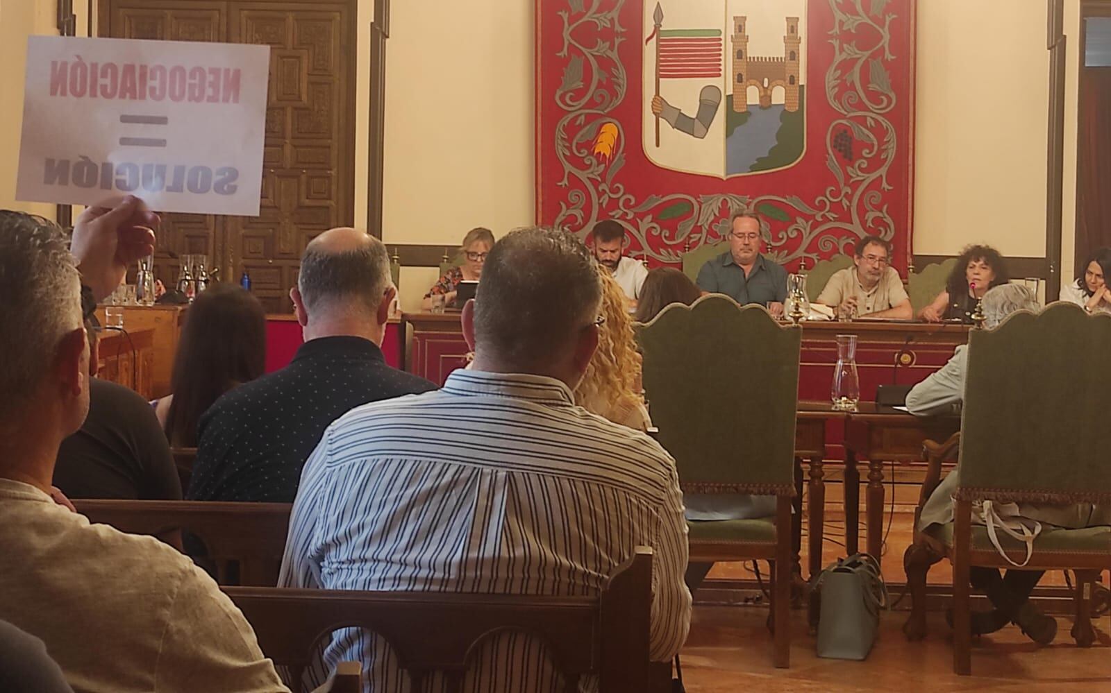 Policías y bomberos municipales protestan por sus condiciones laborales en el pleno del Ayuntamiento de Zamora