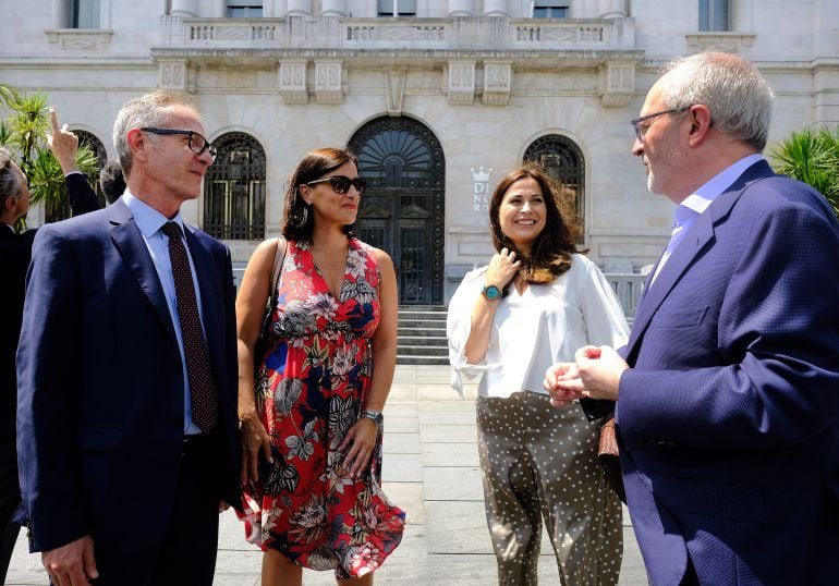 El ministro de cultura, José Guirao; la alcaldesa, Gema Igual; la concejala de cultura, Miriam Díaz y el coleccionista José María Lafuente. ante la antigua sede del Banco de España en Santander.