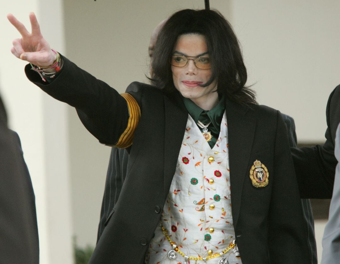 Michael Jackson a su llegada a los juzgados de Santa Mónica en su juicio de 2005