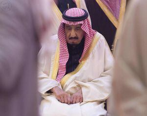 Saudi King Salman asiste al funeral de su predecesor . Saudi Press Agency.