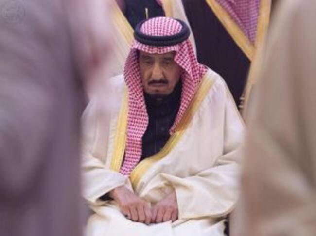 Saudi King Salman asiste al funeral de su predecesor . Saudi Press Agency.