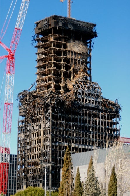 Restos del edificio Windsor pocos días después del incendio que obligó a su demolición.