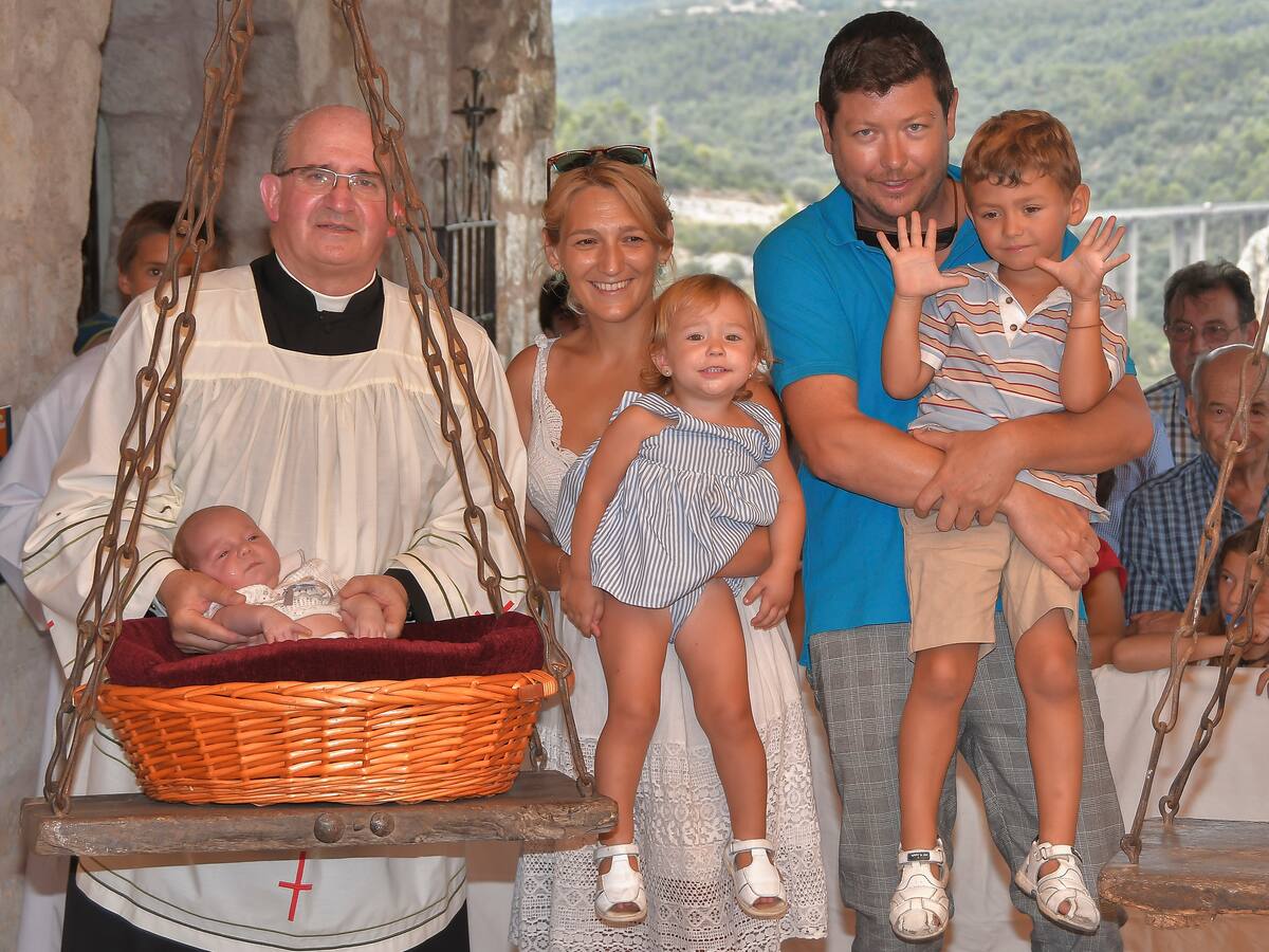 Presentados 22 bebés a la Virgen de Torreciudad