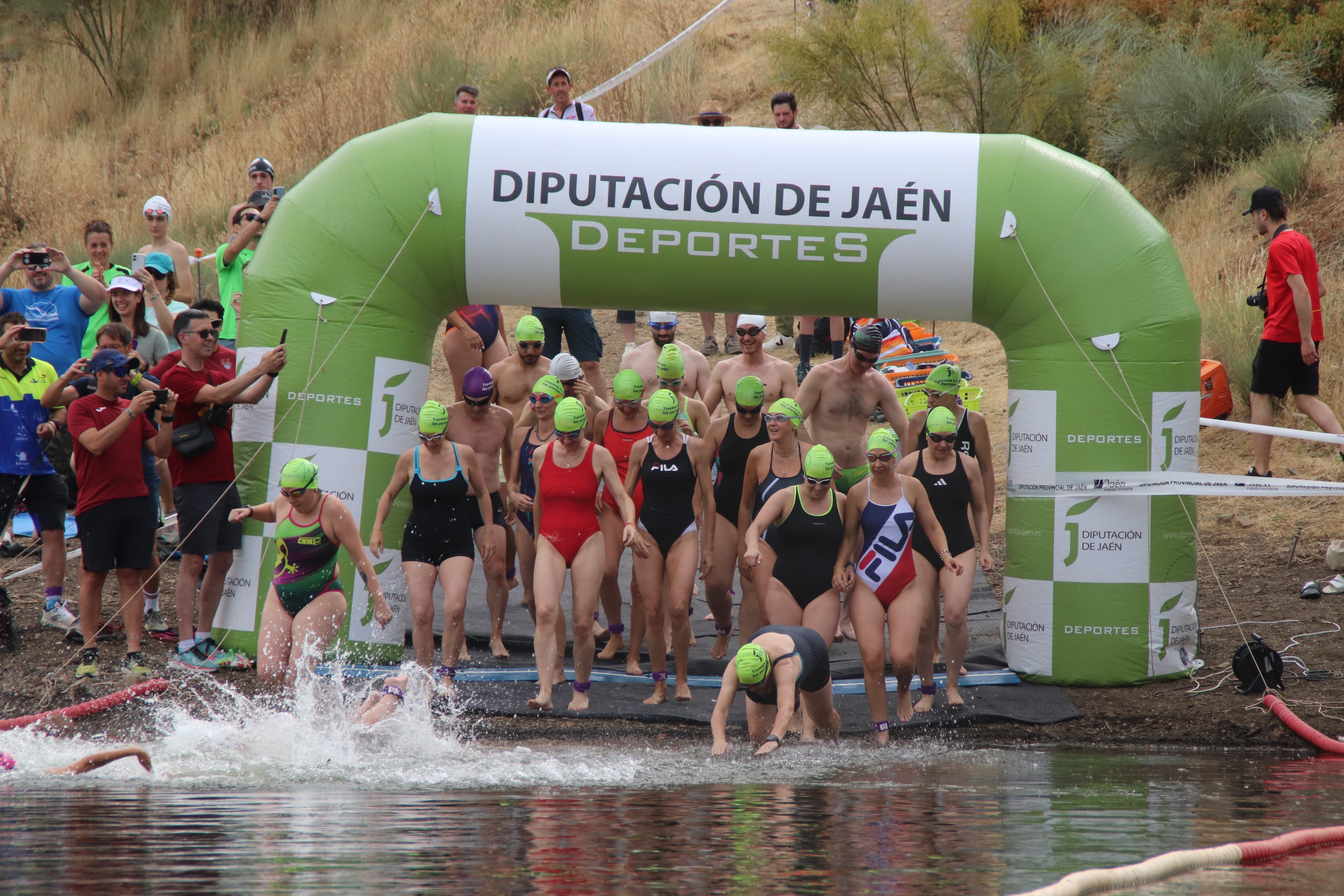 Imagen de una prueba del VIII Circuito Provincial de Travesías a Nado de la Diputación de Jaén.