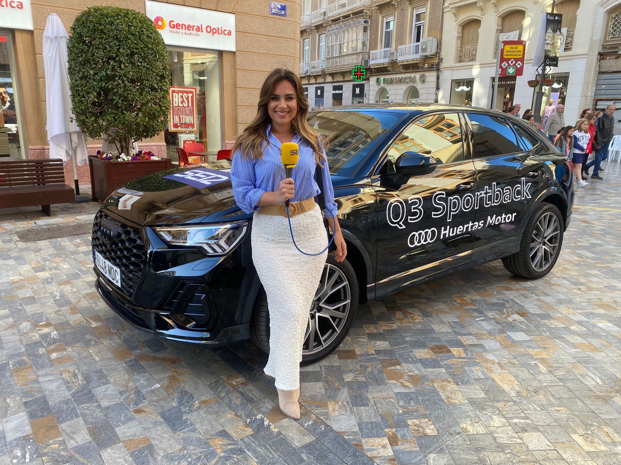 Nazaret Navarro junto al Audi Q3 de Huertas Motor