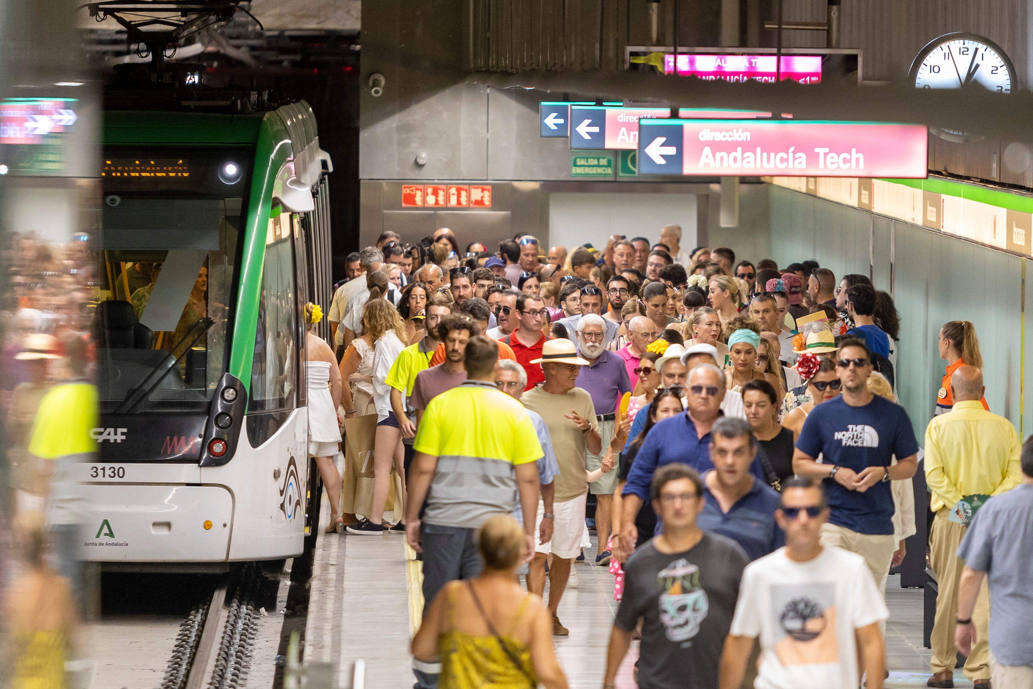 Viajeros en el metro de Málaga