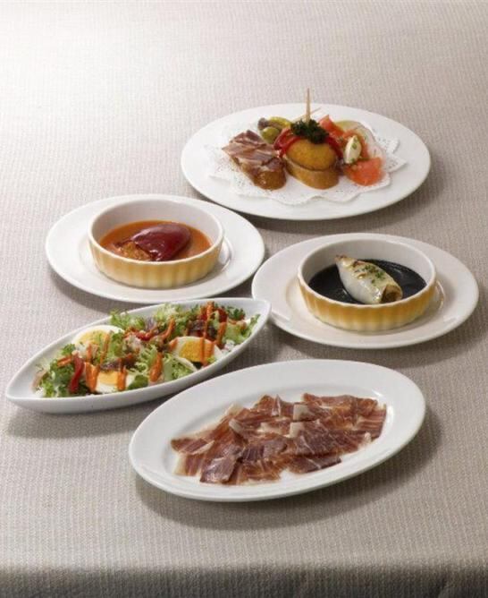 Fotografía facilitada por la cadena de restaurantes japonesa Royal Host, que ha lanzado esta semana una serie de platos inspirados en la cocina vasca.