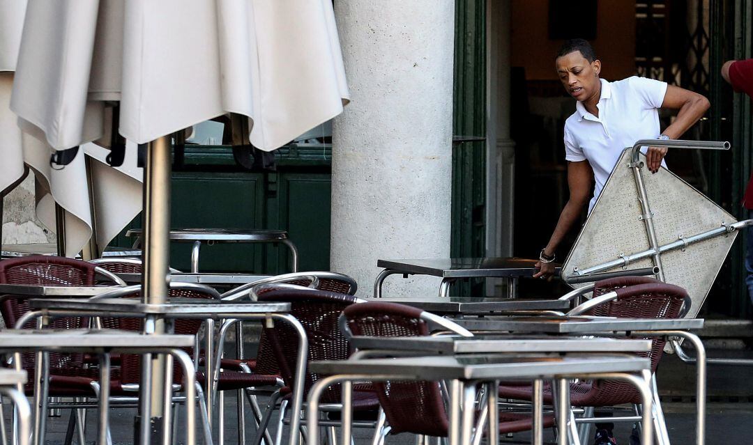 Un trabajador del sector servicios en la Plaza Mayor de Valladolid