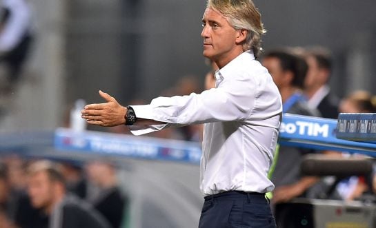 Mancini ordena a sus jugadores desde la banda