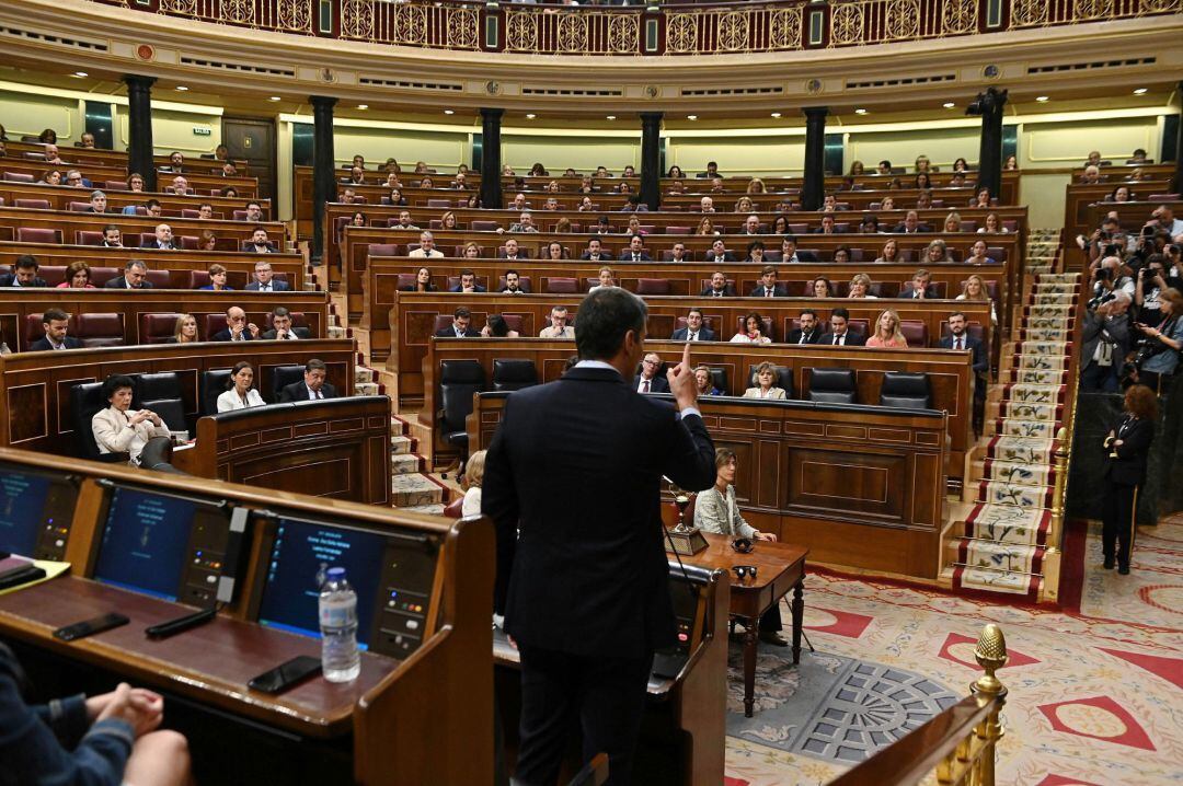 El presidente del Gobierno en funciones, Pedro Sánchez (de espaldas), responde al líder del PP, Pablo Casado, durante la segunda y última sesión de control de esta legislatura celebrada este miércoles en el hemiciclo del Congreso. EFE Fernando Villar