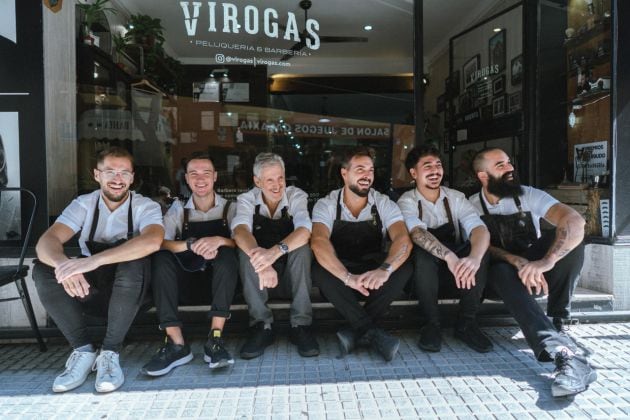 El equipo de Viroga Cádiz posa en las puertas del negocio en la calle Plocia