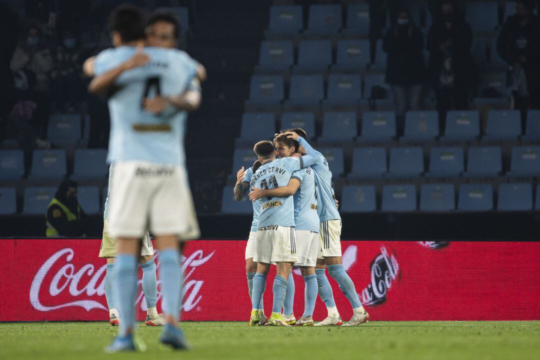 Los jugadores celebrando el tercer gol contra el Espanyol