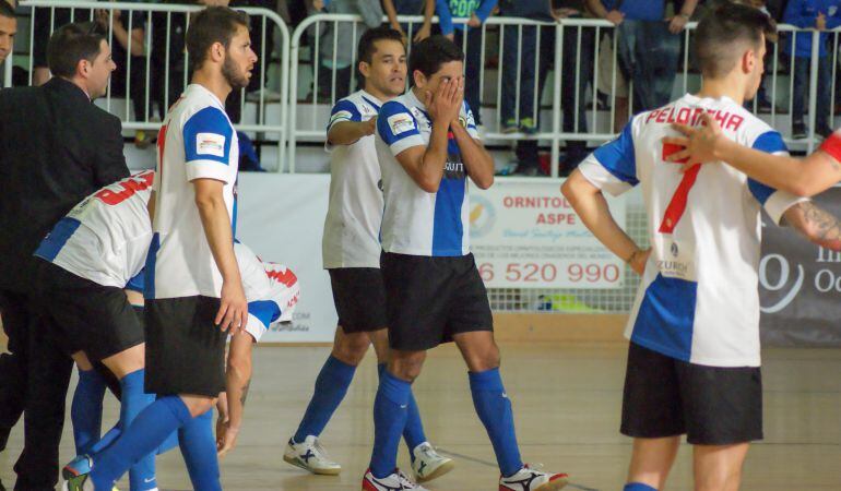 Los compañeros consuelan a Juandi tras la eliminación