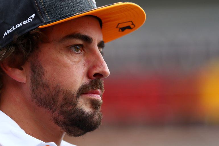 Fernando Alonso, en el &#039;paddock&#039; de Monza.