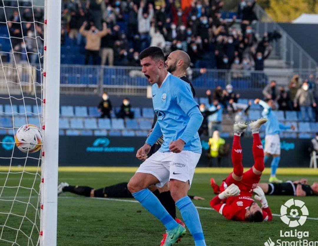 Castel celebrando uno de los goles