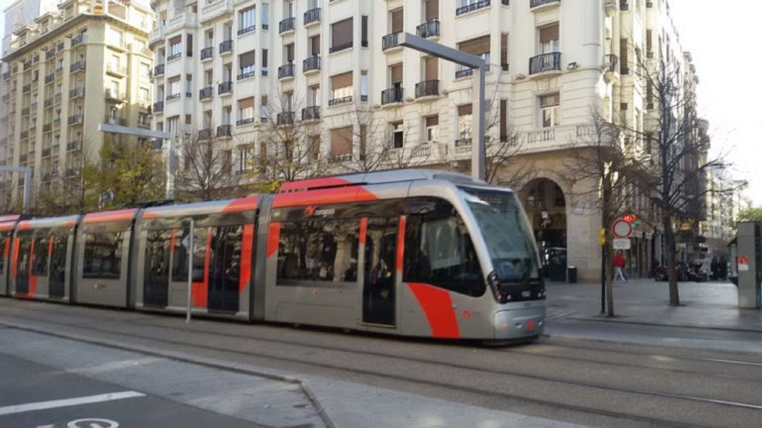 Tranvía de Zaragoza a su paso por el Paseo Independencia de Zaragoza