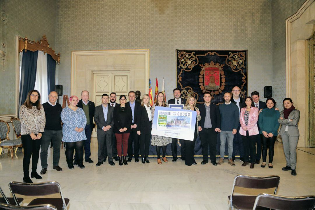 La corporación local en la presentación del cupón de la ONCE dedicado al Mercado Municipal