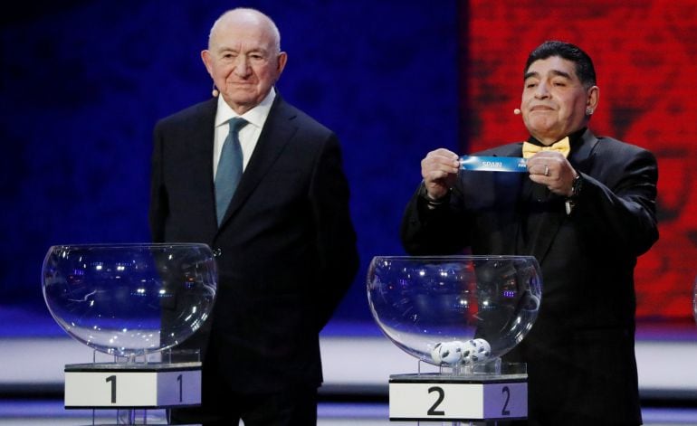 Diego Armando Maradona sacó la bola de España en el sorteo del Mundial 2018.