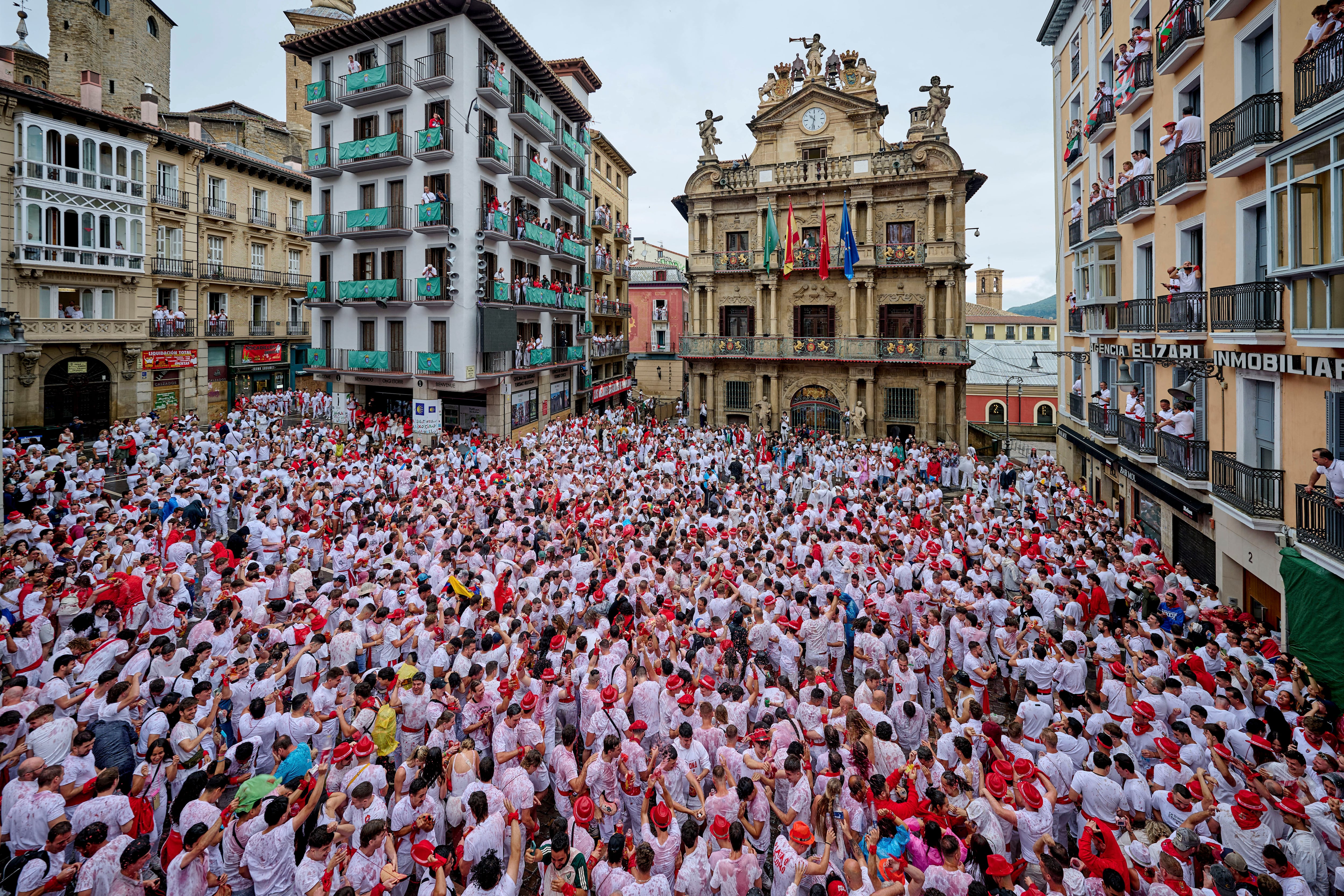 Ambiente en la plaza del ayuntamiento de Pamplona momentos antes del chupinazo que da comienzo a las fiestas de San Fermín