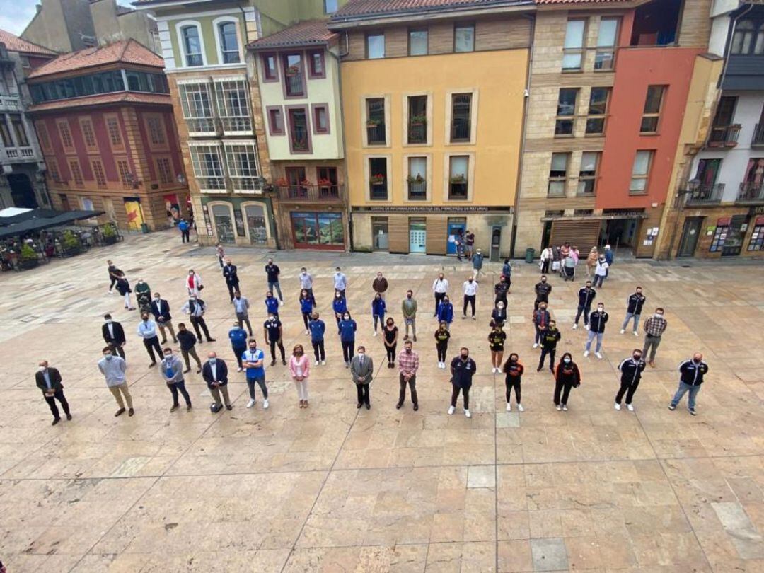 Representantes de los distintos clubes y equipos locales posan con el Alcalde en la Plaza del Ayuntamiento 