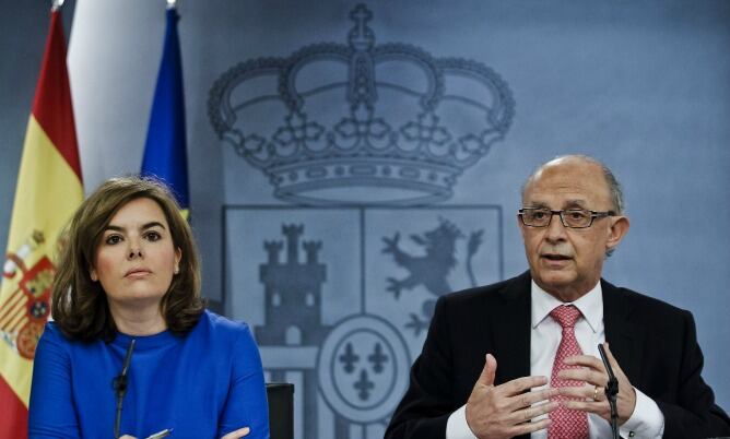 La vicepresidenta del Gobierno, Soraya Sáenz de Santamaría, y el ministro de Hacienda, Cristóbal Montoro, durante la rueda de prensa tras el Consejo de Ministros