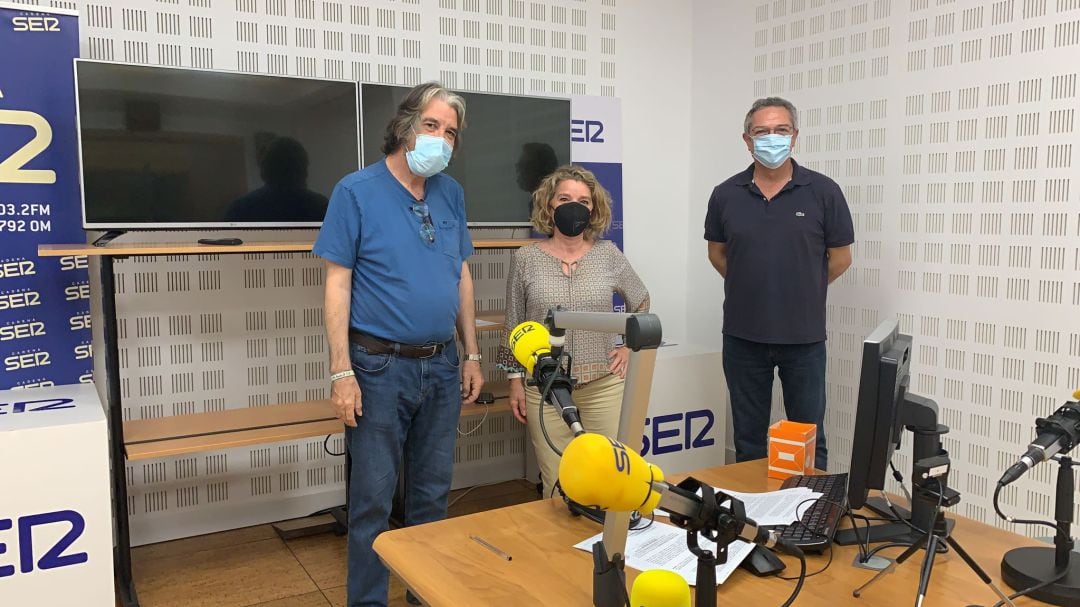 Rafael Riqueni, Mila Ortiz y Salomón Hachuel en los estudios de Radio Sevilla.