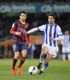 Markel Bergara disputa un balón con el jugador del Barça, Cesc Fábregas