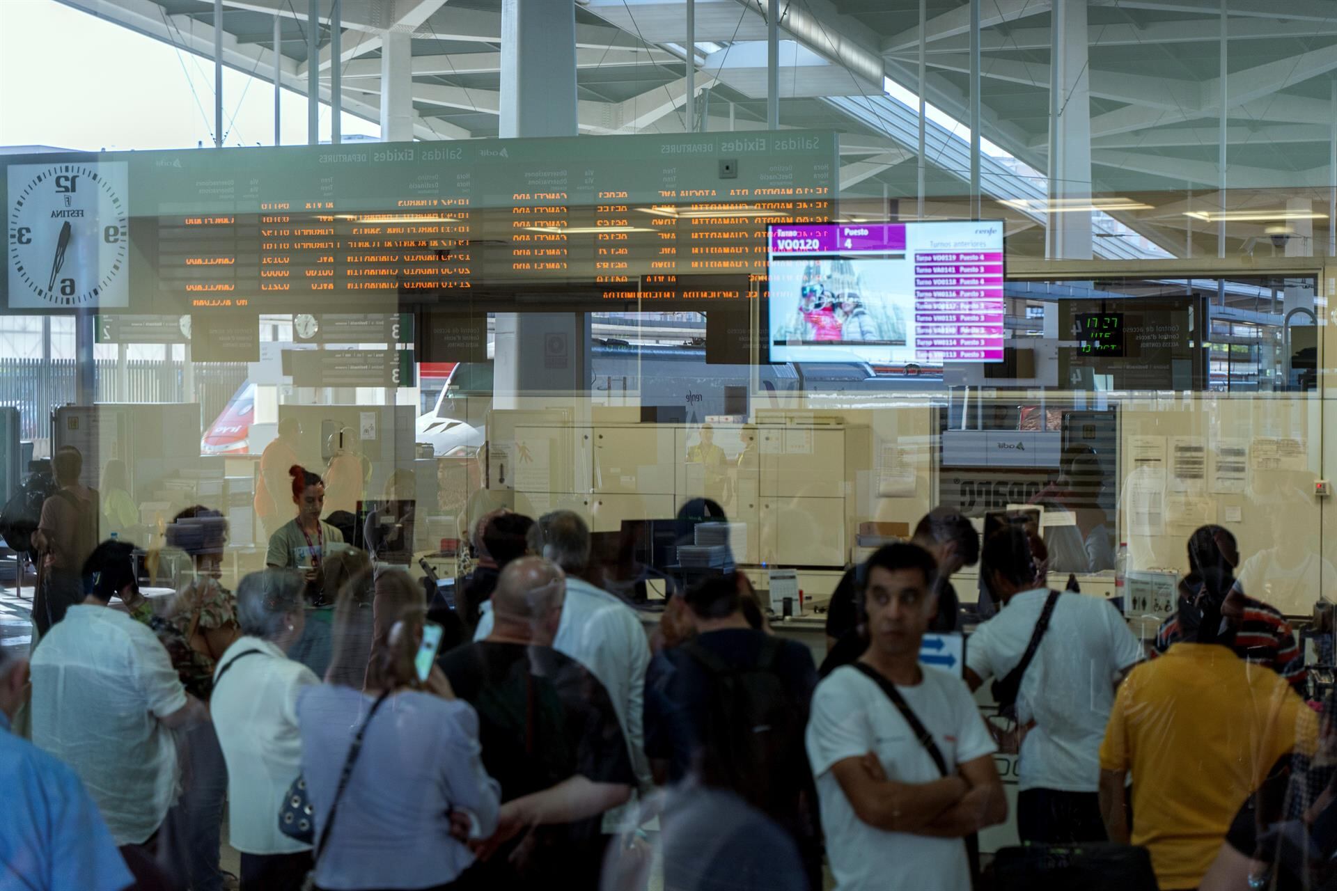 Un grupo de personas dentro de las instalaciones de la estación de ave Joaquín Sorolla, con motivo de la incidencia producida en un tren Alicante-Madrid Chamartín, a 13 de octubre de 2023