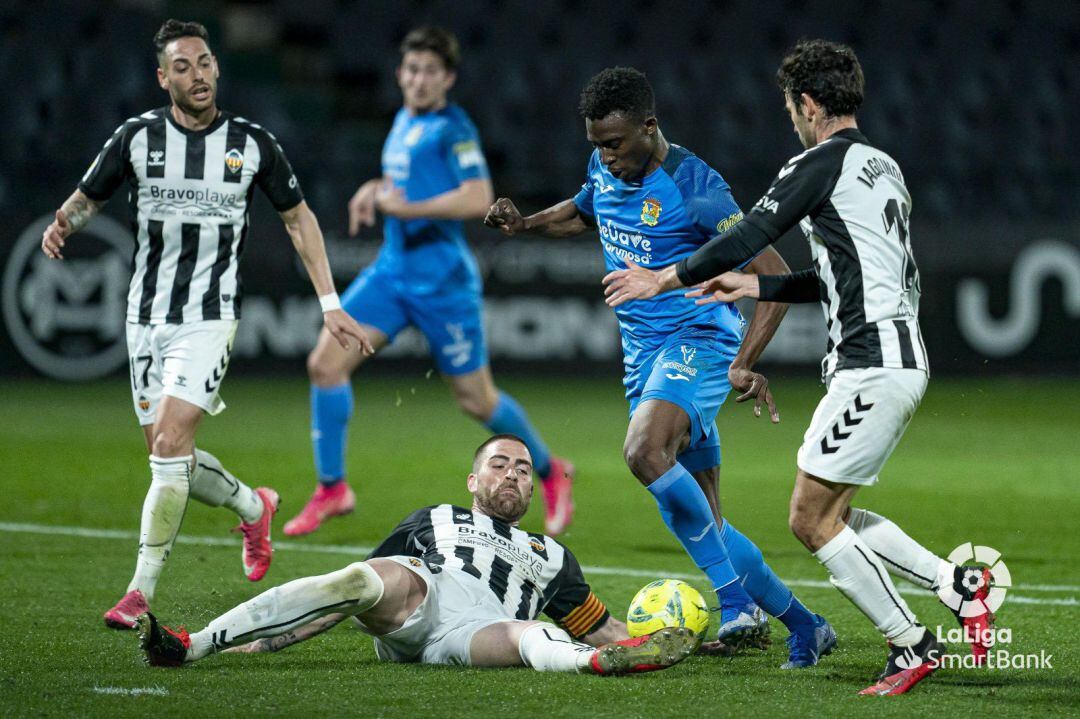 Rafa Galvez pelea por un balón durante el partido ante el Fuenlabrada