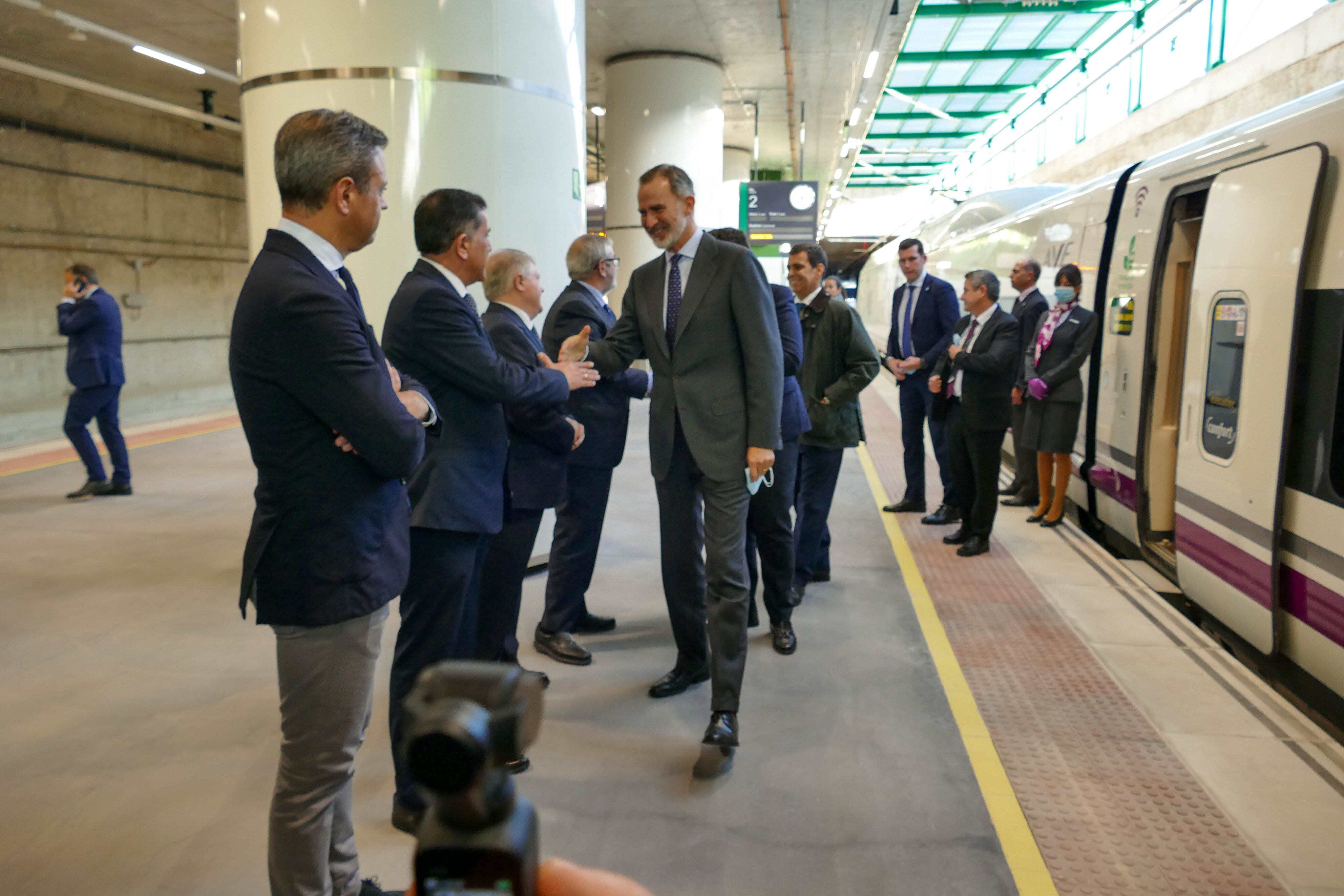 El rey Felipe VI saludado por el alcalde de Murcia a su llegada en AVE