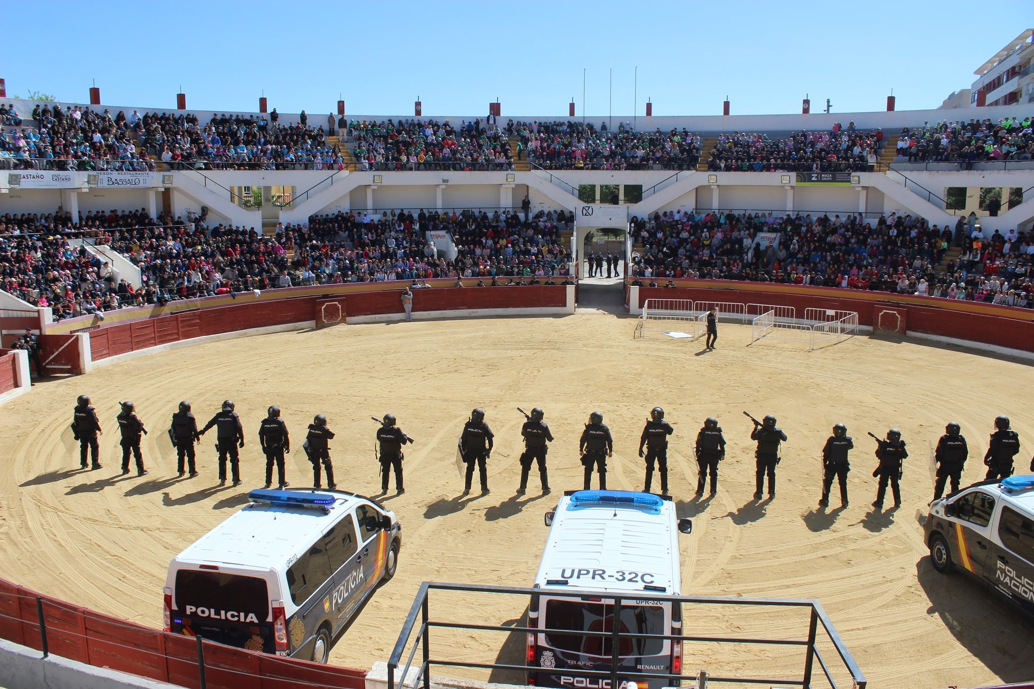 Momento de la exhibición de la Policía Nacional en la plaza de toros de Yecla