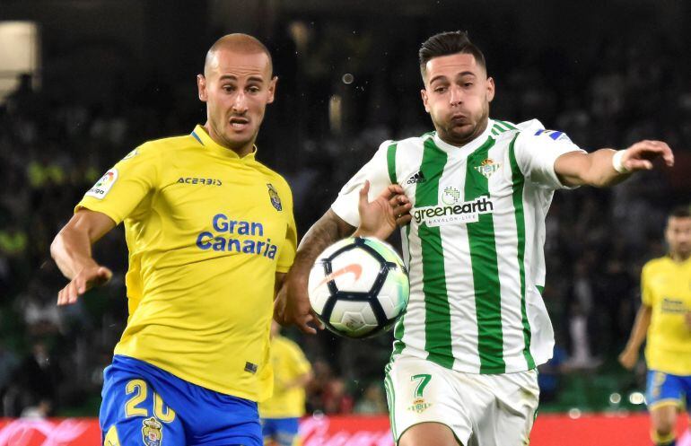 El delantero del Betis, Sergio León disputa un balón con el defensa de la UD Las Palmas, Alejandro Gálvez, durante el encuentro correspondiente a la jornada 33 de primera división disputado esta noche en el estadio Benito Villamarín, en Sevilla.