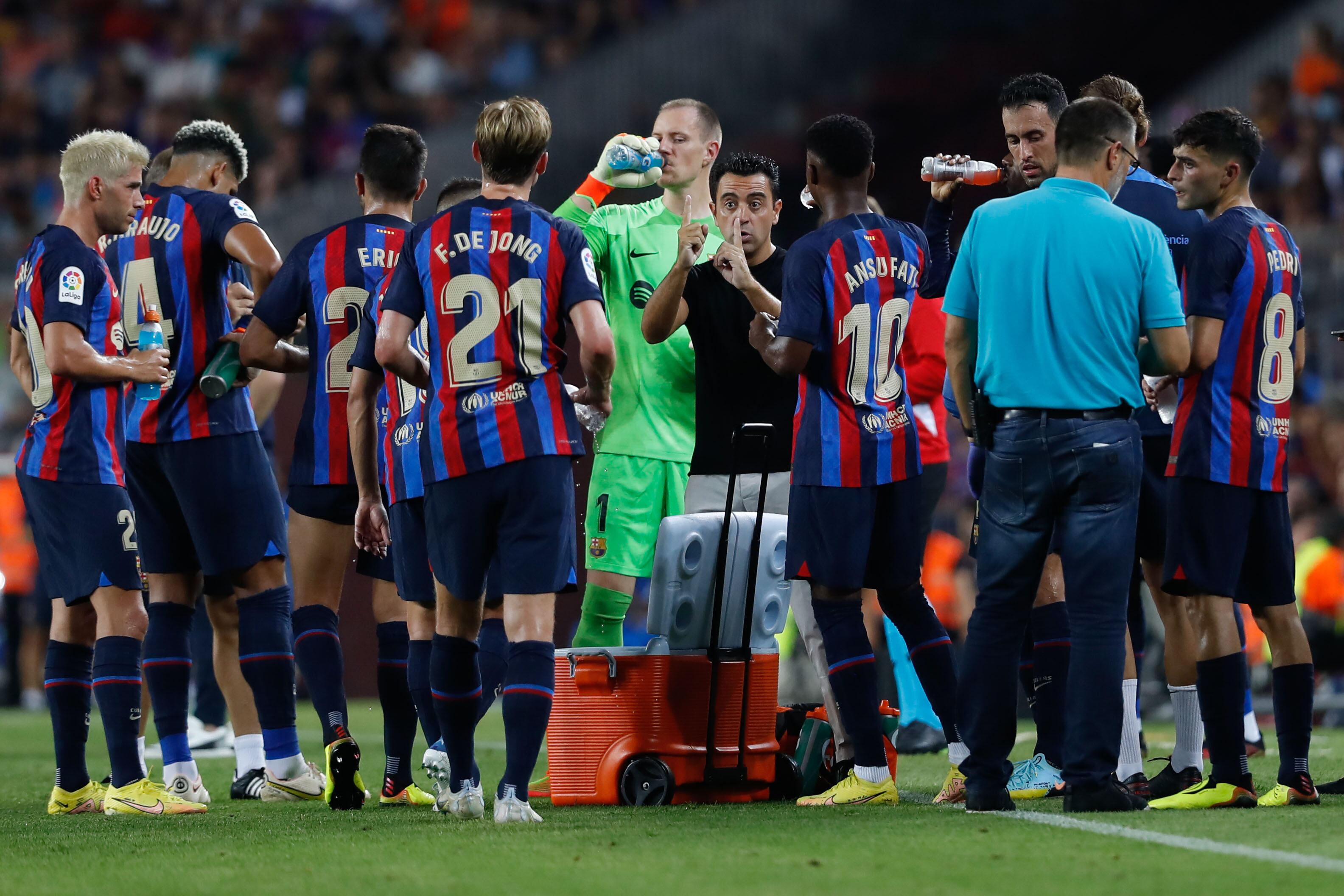 Xavi dando indicaciones a sus jugadores en el FC Barcelona-Rayo Vallecano