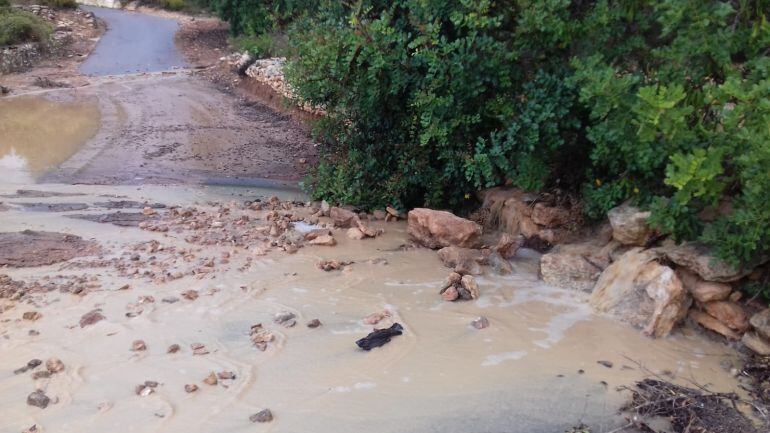 Camino rural destrozado por las tormentas