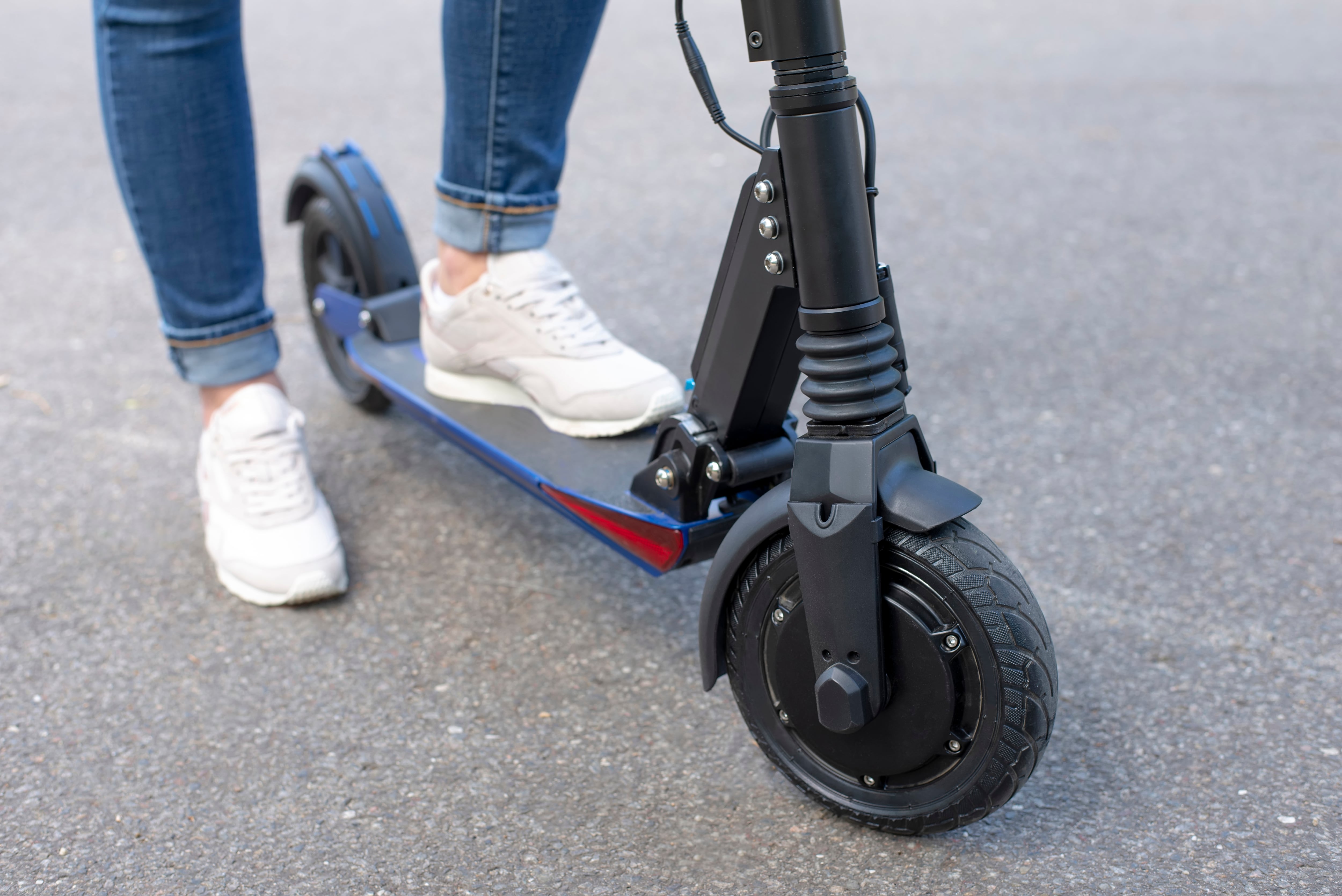 En el patinete eléctrico no pueden circular dos personas, ni ser conducido por menores.