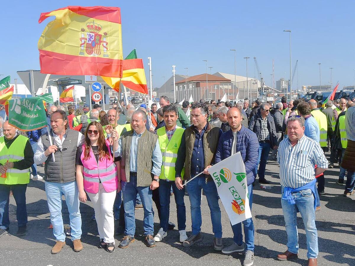 Las organizaciones agrarias de Palencia protestan en Santander por "la entrada masiva de cereal" de otros países