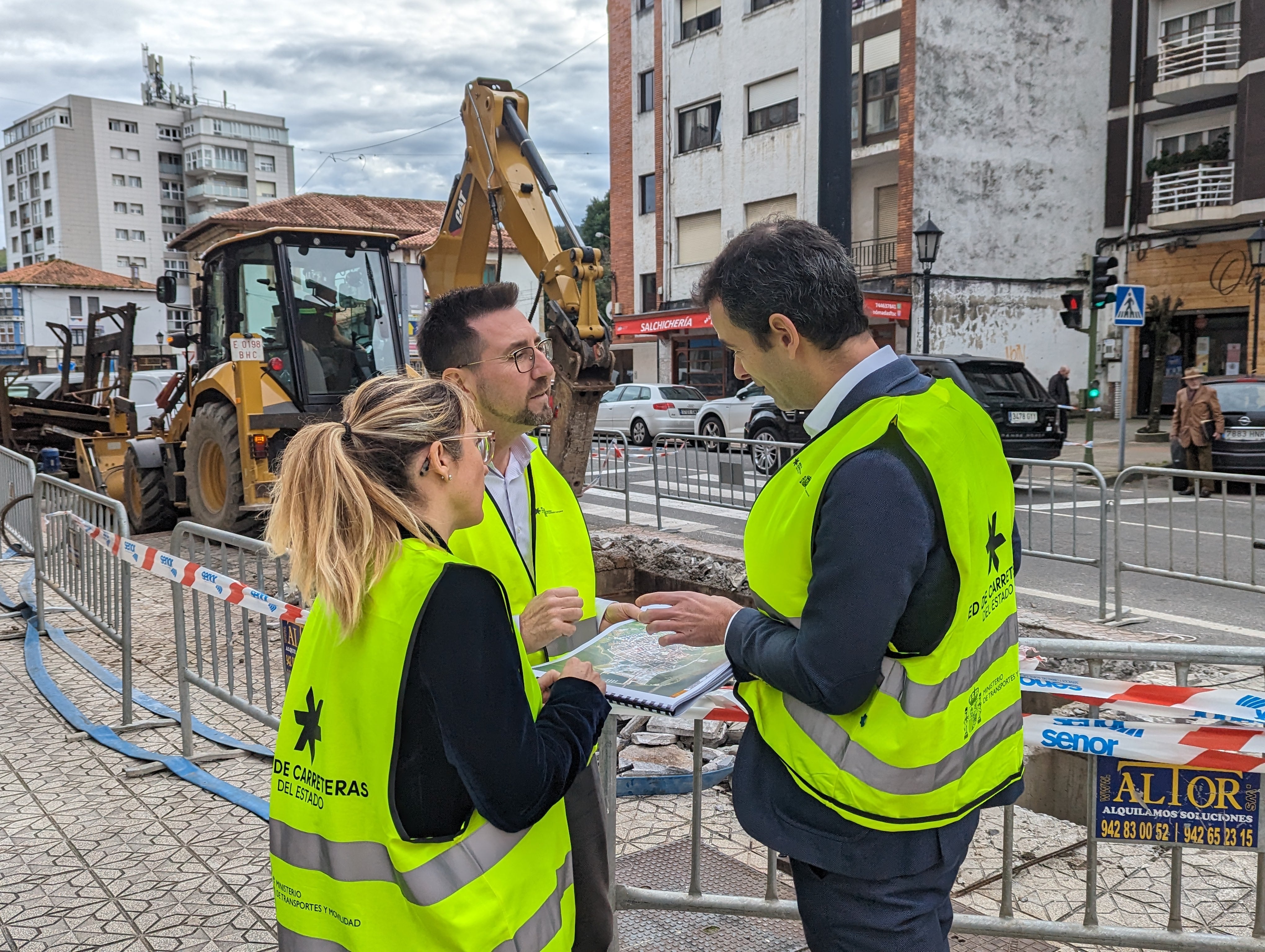 La delegada del Gobierno, Eugenia Gómez de Diego y el alcalde de Colindres, Javier Incera en el inicio de las obras.